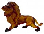 Grandiosa escultura em acrílico cor de âmbar representando leão. Altura: 27cm Comprimento: 41,5cm Largura: 15,5cm