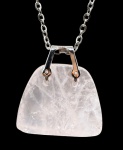 Colar em metal prateado com pendente no feitio de grande bolsa em quartzo rosa. Comprimento fechado: 30cm
