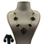 Conjunto composto por colar e par de brincos em metal dourado cravejado por cristais brancos  e pretos. Comprimento do colar ajustável aberto: 45 - 54,5cm Comprimento dos brincos: 2,4cm