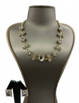 Conjunto composto por colar e par de brincos em metal dourado cravejado por cristais brancos. Comprimento do colar ajustável aberto: 44 - 52,5cm Comprimento dos brincos: 2cm