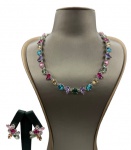 Conjunto composto por colar e par de brincos em metal prateado cravejado por cristais coloridos. Comprimento do colar ajustável aberto: 47 - 55,5cm Comprimento dos brincos: 2,9cm
