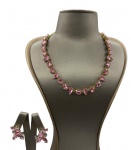 Conjunto composto por colar e par de brincos em metal dourado cravejado por cristais rosa. Comprimento do colar ajustável aberto: 47 - 55,5cm Comprimento dos brincos: 2,9cm