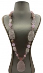 Longo colar feito com quartzo rosa, contas em vidro de murano e cristais facetados. Comprimento fechado ajustável: 37,5 -  41,5cm