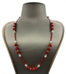 Colar feito com canutilhos e esferas de coral vermelho, pérolas naturais água doce, bolinhas e fecho em folheado a ouro. Comprimento aberto: 54cm
