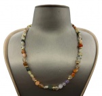 Colar feito com contas de pedras brasileiras, bolinhas e fecho em metal folheado a ouro. Comprimento aberto: 48,5cm