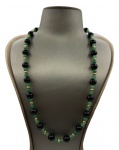 Colar feito com esferas de jadeíte e ônix negro e bolinhas e fecho em metal folheado a ouro. Comprimento aberto: 60,5cm