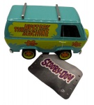 COLECIONISMO - Furgão/ carro "The Mystery Machine" da franquia Scooby-Dool, em metal com partes em material sintético. Fricção nas rodas. Janela abre.  Fabricado pela JADA TOYS. Escala 1:32 Comprimento: 10cm Largura: 5cm Altura: 6cm