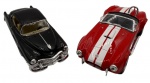 Colecionismo - Lote composto por dois carros, sendo um Cadillac 62, ano 1953 e outro Shelby Cpbra 427, ano 1965 em metal com partes em material sintético. Fricção nas rodas. Pintura automotiva. As portas abrem. Escala 1:43 e 1:32 (respectivamente).