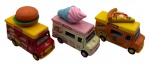 Colecionismo - Lote composto por três caminhões Food Truck, sendo um especializado para hambúrguer, outro em pizza e por último em sorvetes. Todos em metal com partes em material sintético. Fricção nas rodas. Pintura automotiva. As portas abrem. Escala 1:36