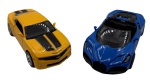Colecionismo - Lote composto por dois carros, sendo um Bugatti Mistral e outro Camaro ano 2010. Ambos em metal com partes em material sintético. Fricção nas rodas. Pintura automotiva. As portas abrem. Escala 1:36