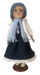 Boneca com cabeça, mãos e pernas em biscuit policromado. Cabelos loiros e olhos azuis, roupas em tons de azul e branco, provavelmente europeia. Altura: 40,5cm