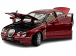 COLECIONISMO - Carro modelo Jaguar S-Type, ano 1999. Feito em metal com detalhes em material sintético. Pintura automotiva e pneus de borracha. Abrem as portas, capô e mala. Fabricado pela WELLY. Escala 1:18  Altura: 8,5cm Comprimento: 26cm Largura: 9,5cm