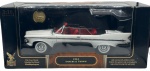COLECIONISMO - Carro Imperial Crown 1961, feito em metal com partes em material sintético. Pintura automotiva e pneus de borracha. Abrem as portas, capô, e mala. Acompanha medalha folheada a ouro 24k. Acompanha capota removível (podendo deixar conversível ou não) Embalagem lacrada.  Escala 1:18