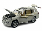 COLECIONISMO - Carro modelo Land Cruiser, Toyota. Feito em metal com detalhes em material sintético, com suspensão.. Pintura automotiva especial e pneus de borracha. Abrem as portas, capô e mala. Simulador de som e luz.  Escala 1:24  Altura: 8,5cm Comprimento: 20cm Largura: 8,5cm