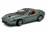 COLECIONISMO - Carro modelo Ferrari 550 Maranello, ano 1996. Feito em metal com detalhes em material sintético. Pintura automotiva e pneus de borracha. Abrem as portas, capô. Fabricado pela MAISTO.  Escala 1:24  Altura: 5,5cm Comprimento: 19cm Largura: 8cm