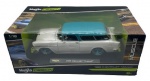 COLECIONISMO - Grande carro modelo Chevrolet Nomad de 1955 feita em metal com pequenas partes em material sintético. Marca: Maisto. As portas, o capô e o porta-malas podem ser abertos. Escala 1:18. Tamanho: 25x 7,5x 9,5 cm