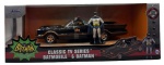 COLECIONISMO - Batmóvel, Batman e Robin em metal com detalhes em material sintético da série do Batman de 1966. Pneu em borracha, portas abrem. Escala 1:24 Embalagem lacrada. Fabricado pela Jada. Comprimento: 22cm Altura do boneco: 8cm