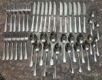 Faqueiro em aço inox composto por 42 peças, sendo seis facas com serra, seis facas, garfos grandes, seis garfos para sobremesa, seis colheres grandes, seis colheres de sobremesa e seis colheres de chá.
