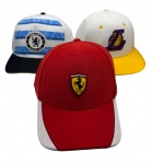 Lote composto por dois bonés sendo um Ferrari, Chelsea Football Club e Lakers.