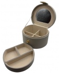 Porta joias em couro ecológico cinza, repleta de compartimentos internos e espelho interno. Altura: 12cm Comprimento: 18,5cm Largura: 16,5cm