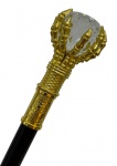 Bengala com castão no feitio de mãos em metal dourado sob grande cristal facetado. Altura: 92,5cm. Possui lâmina interna, 31cm.