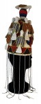 ARTE AFRICANA - Coroa, da etnia Yoruba, em madeira revestida c/ miçangas, decorada por pássaros em relevo e véu de contas. Comprimento: 78cm As coroas dos reis iorubás da Nigéria estão entre os objetos de contas mais espetaculares da África. Os governantes iorubás usam coroas em ocasiões estaduais e durante funções públicas. A maioria é em forma de cone, com formas ou recursos construídos e, depois, embelezada por toda a superfície com contas de cores vibrantes. As coroas de iorubá e outros artefatos não significam apenas alto status social. As contas são consideradas sagradas para os iorubás, e apenas reis e sacerdotes poderosos o suficiente para atravessar a fronteira entre o secular e o divino podem usá-los. A coroa (ou ade) é o objeto mais importante nas roupas reais iorubás, e o direito de usar uma é limitado a um pequeno número de reis (obas) descendentes de famílias reais. O véu de contas pendurado no cocar é uma parte importante da coroa. Ao cobrir o rosto do rei, o véu minimiza a identidade do rei como indivíduo e reforça seu papel como líder divino. Diz também que o véu protege os espectadores do olhar poderoso do rei. Os rostos nas coroas representam e honram os antepassados, um dos quais pode ser Oduduwa, o fundador mítico e o primeiro rei do povo iorubá. Como tal, os rostos servem como lembretes da linhagem real, dos ancestrais reais e da tradição da monarquia. A inclusão de pássaros em muitas coroas refere-se ao mundo espiritual e à capacidade do rei de mediar entre os reinos de seres humanos e espíritos, o mundo secular e o espiritual. Diz também que os pássaros representam o poder feminino, em seus aspectos nutritivos (maternais) e destrutivos (semelhantes a bruxas). É geralmente aceito que o Oba (rei), não pode governar sem a cooperação e o apoio das mulheres em sua aldeia. Padrões repetidos no design sugerem a interconectividade de toda a vida e o equilíbrio necessário para sustentá-la. Em uma coroa, esses padrões também podem se referir à conexão entre o rei atual (oba) e os reis anteriores através da linha hereditária).