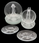 Aparelho de pratos composto por 11 peças sendo seis pratos rasos, 3 pratos de sobremesa e duas petisqueiras  em vidro lavrado no padrão quadriculado. Pratos de rasosDiâmetro: 21cm Pratos de sobremesa Diâmetro: 14cm Petisqueiras: 16 x 11,5cm
