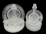 Aparelho de pratos composto por doze peças sendo seis pratos rasos e seis pratos de sobremesa em vidro lavrado com arabescos e flor de lis. Pratos de rasosDiâmetro: 20cm Pratos de sobremesaDiâmetro: 15cm