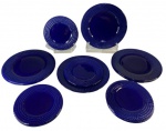 Aparelho de jantar em faiança na cor azul "sèvres" com bordas com relevo em padrão de corda, composto por doze peças. Sendo seis pratos rasos e seis pratos para sobremesa. Apresenta alguns arranhões. Diâmetros:Prato raso: 26,5cm Prato de sobremesa: 20,5cm