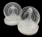 Aparelho de pratos composto por doze peças sendo seis pratos rasos e seis pratos de sobremesa em vidro lavrado com arabescos e flor de lis. Pratos de rasosDiâmetro: 22,5cm Pratos de sobremesaDiâmetro: 20cm