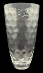Grande vaso em cristal italiano prensado no feitio de colmeia. Altura: 30cm Diâmetro: 17,5cm