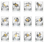 Doze copos de whisky em fino cristal europeu policromado com signos do zodíaco, detalhes em dourado. Altura: 9cm Diâmetro: 8cm