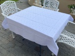 Toalha quadrada em tecido adamascado branco no padrão de animal print. Medidas: 150m X 150cm