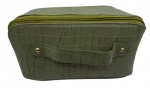 Necessaire em couro legítimo verde com padronagem de crocodilo. Possui três compartimentos internos. Altura: 13,5cm Comprimento: 26,5cm Largura: 17cm