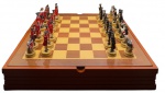 Jogo de xadrez em madeira, peças em resina representando exército dos EUA X exército da Inglaterra. Altura: 6cm Comprimento: 36cm Largura: 36cm