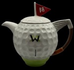 Bule em porcelana inglesa, Tony Wood Studio, no formato de bola de golf. Altura: 19cm Comprimento: 23,5cm