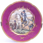 Limoges - Prato de parede de coleção em porcelana francesa Theodore Haviland de Limoges esmaltada e policromada, representando Napoleão e seu cavalo em momento de preparação para guerra. Bordas com treliças e arabescos em douração. Bordas onduladas. Peça Marcada ao fundo Med: 25cm