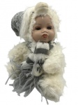 Bebê de porcelana, provavelmente europeia, com roupa de urso polar. Altura da boneca: 16,5cm
