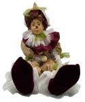 Boneco grande de coleção feito em porcelana representando palhaço. Braços articulados. Altura: 50cm