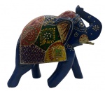 Escultura em madeira representando elefante, provavelmente Indonésia, policromia colorida. Altura: 21cm Comprimento: 25cm Largura: 10cm