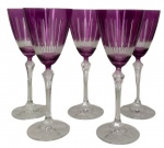 Cinco taças em fino cristal europeu doublê roxo para vinho. Altura: 22cm Diâmetro: 8,5cm