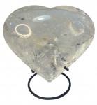 Grande coração em cristal de rocha com pedestal em metal negro. Altura total: 12.5cm Altura coração: 11,5cm Comprimento: 13,5cm