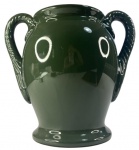 Grande ânfora em faiança esmaltada verde "fendi'. Altura: 34cm Comprimento alça a alça: 39cm Largura: 24,5cm