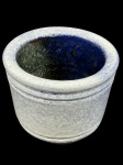 Cachepot em cerâmica esmaltada branca e azul, interior azul cobalto.. Altura: 13cm Diâmetro: 14,5cm