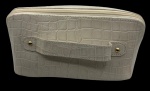 Necessaire em couro legítimo branco com padronagem de crocodilo. Possui três compartimentos internos. Altura: 13,5cm Comprimento: 26,5cm Largura: 17cm