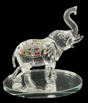 Escultura representando elefante em cristal translúcido com aplicações coloridas. Altura: 12,1cm Comprimento: 12,8cm Largura: 9cm