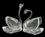 Par de grandes esculturas representando cisnes em cristal lapidado translúcido. Altura do maior: 17cm Comprimento: 12,5cm