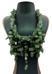 Maxi colar feito com jadeíte miçangas e pérolas de água doce, fecho em metal prateado. Comprimento fechado ajustável: 33,5 - 37cm