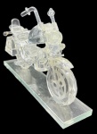 Escultura em cristal lapidado no feitio de moto. Altura: 10cm Comprimento: 25cm Largura: 14,5cm