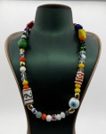 Colar feito com contas diversas (cristais facetados, muranos e porcelana). Fecho e entremeios em metal folheado a ouro. Comprimento fechado: 29cm